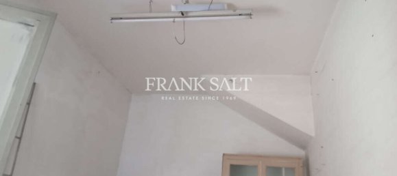  Shop in Victoria, Malta No. 11988 4