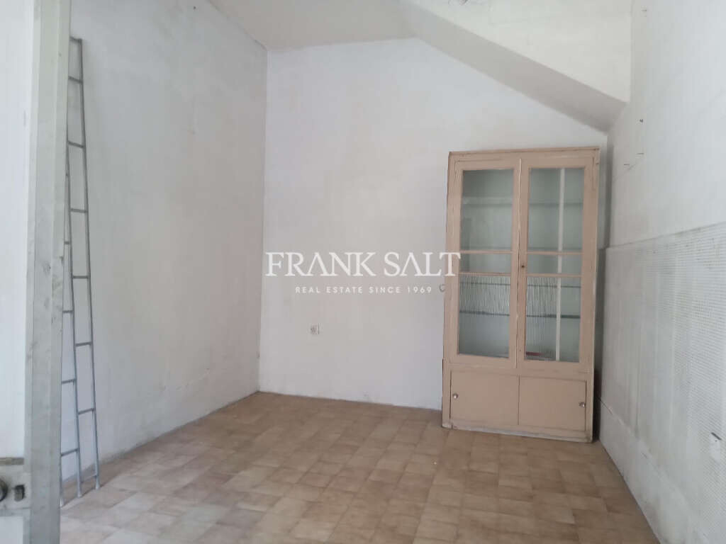  Shop in Victoria, Malta No. 11988