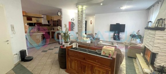 5 rooms Apartment in Città Sant'Angelo, Italy No. 43143 7