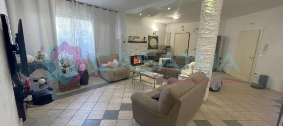 5 rooms Apartment in Città Sant'Angelo, Italy No. 43143 6