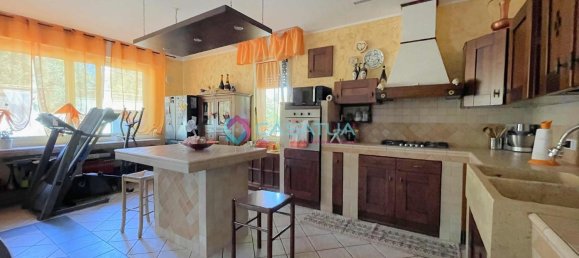 5 rooms Apartment in Città Sant'Angelo, Italy No. 43143 3