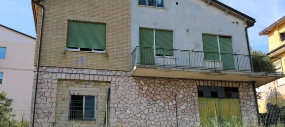 Casa de 6 habitaciónes en Mogliano, Italy No. 175940 5