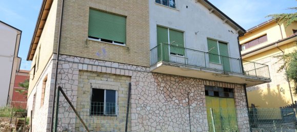 Casa de 6 habitaciónes en Mogliano, Italy No. 175940 14