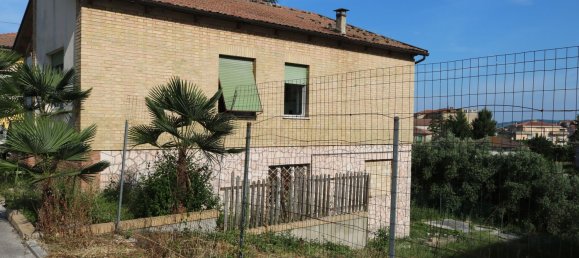 Casa de 6 habitaciónes en Mogliano, Italy No. 175940 3