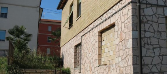 Casa de 6 habitaciónes en Mogliano, Italy No. 175940 19