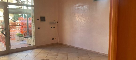 35m² Commercial property in Pomezia, Italy No. 168041 2
