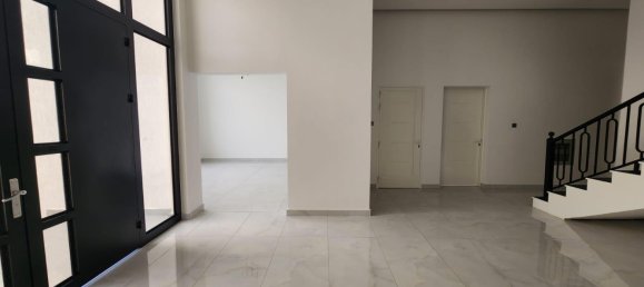 Вилла с 4 спальнями в Khuzam, ОАЭ № 106492 3