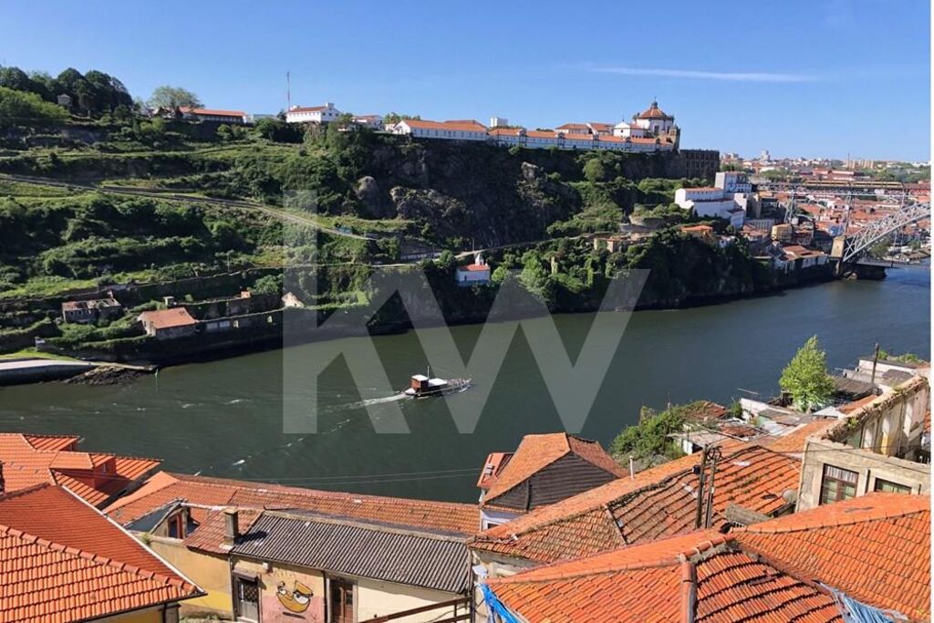 170m² Building in Porto, Portugal No. 31273