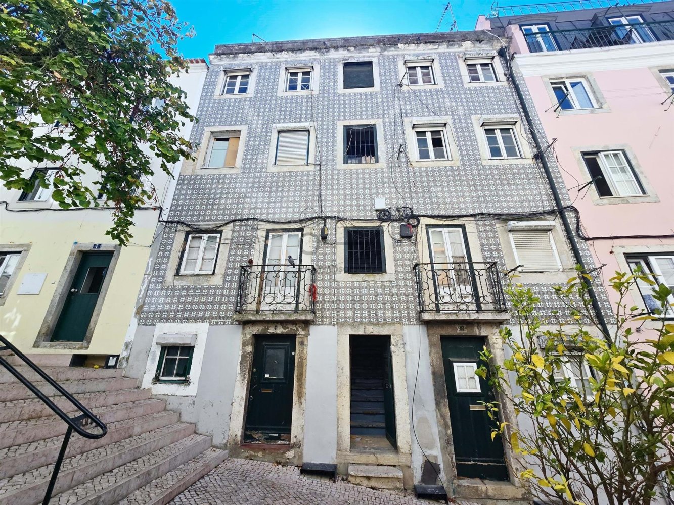328m² Building in Lisbon, Portugal No. 331966