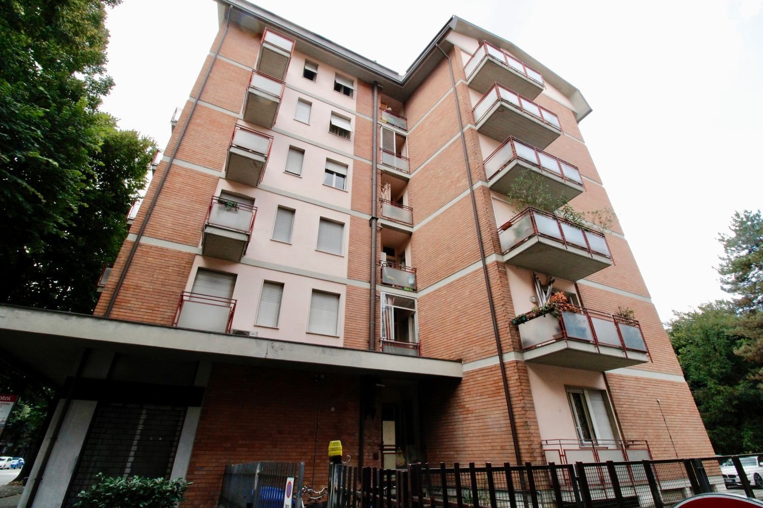 3 bedrooms Apartment in Parma, Italy No. 380373