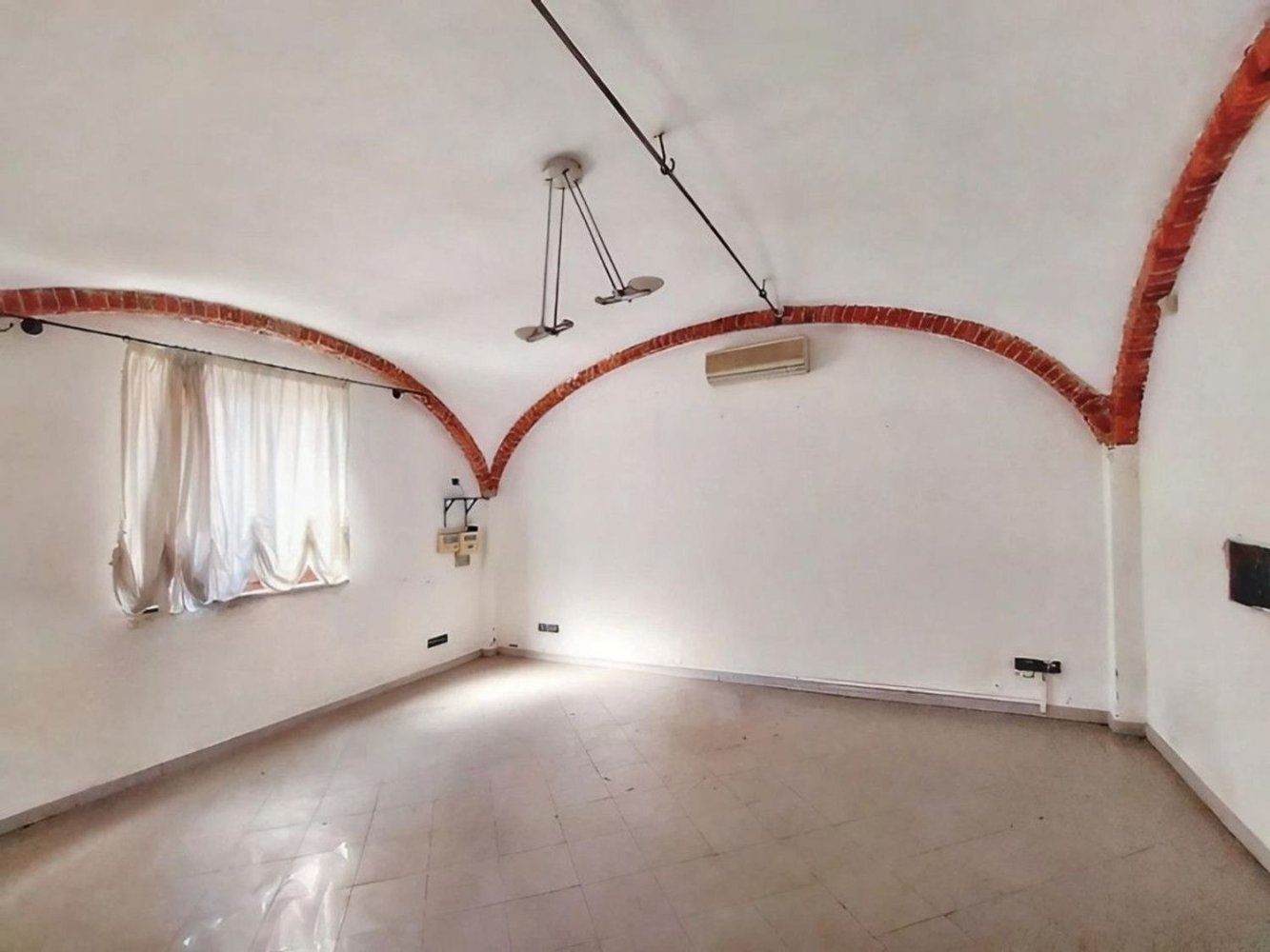 Almacén en Vercelli, Italy 404 m² No. 369906