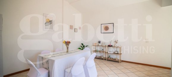 5 rooms Apartment in Perugia, Italy No. 271569 4