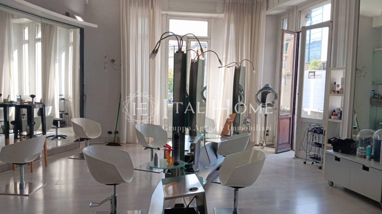 135m² Commercial property in Bergamo, Italy No. 395511