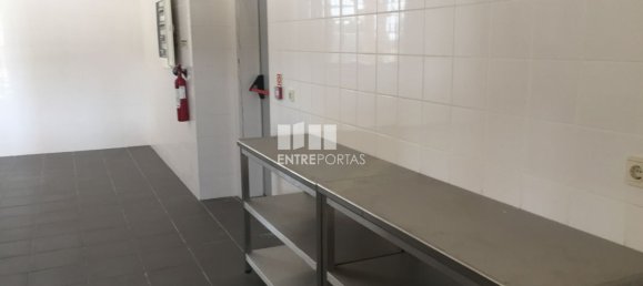 305m² Commercial property in Gemeses, Portugal No. 66741 16