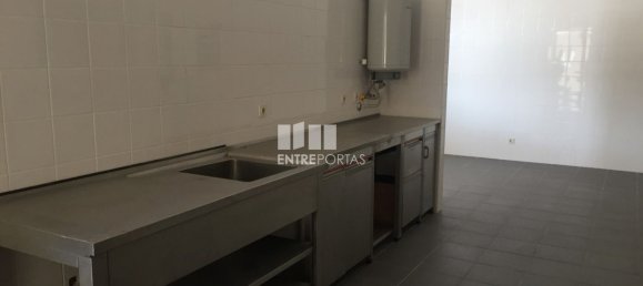 305m² Commercial property in Gemeses, Portugal No. 66741 28