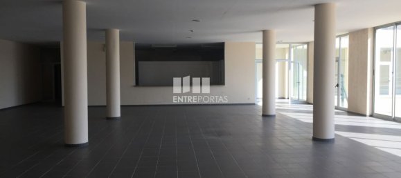 305m² Commercial property in Gemeses, Portugal No. 66741 2