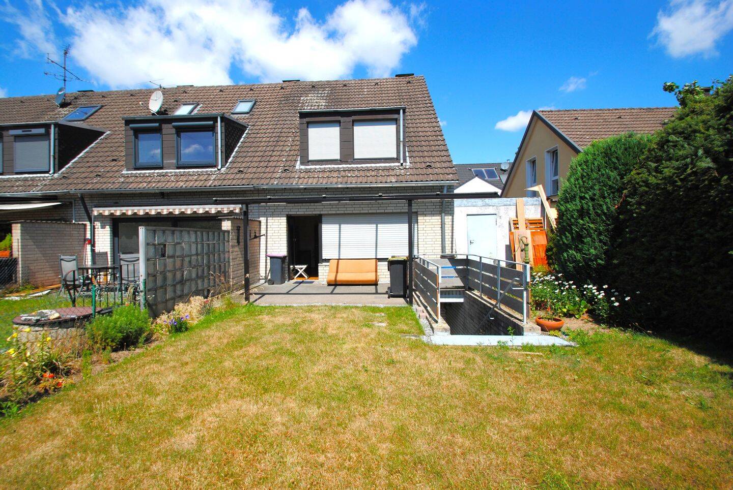 Таунхаус с 4 комнатами в Нойс, Германия № 246546