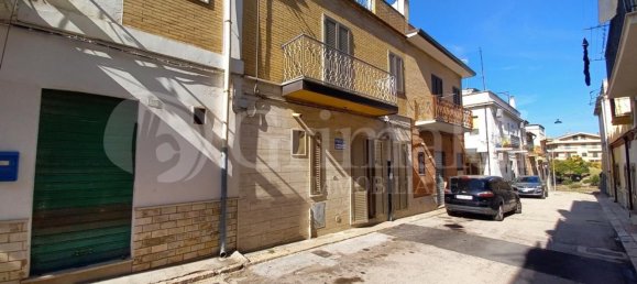 Casa de 4 divisões em San Paolo di Civitate, Italy N.º 104551 3