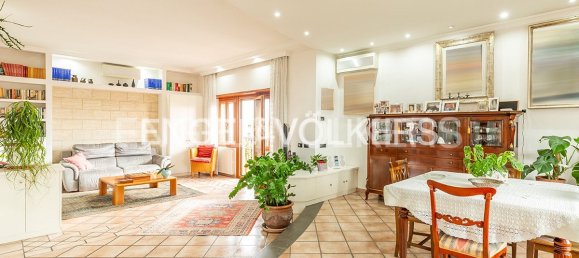 Квартира с 3 спальнями в Рим, Италия № 129191 3