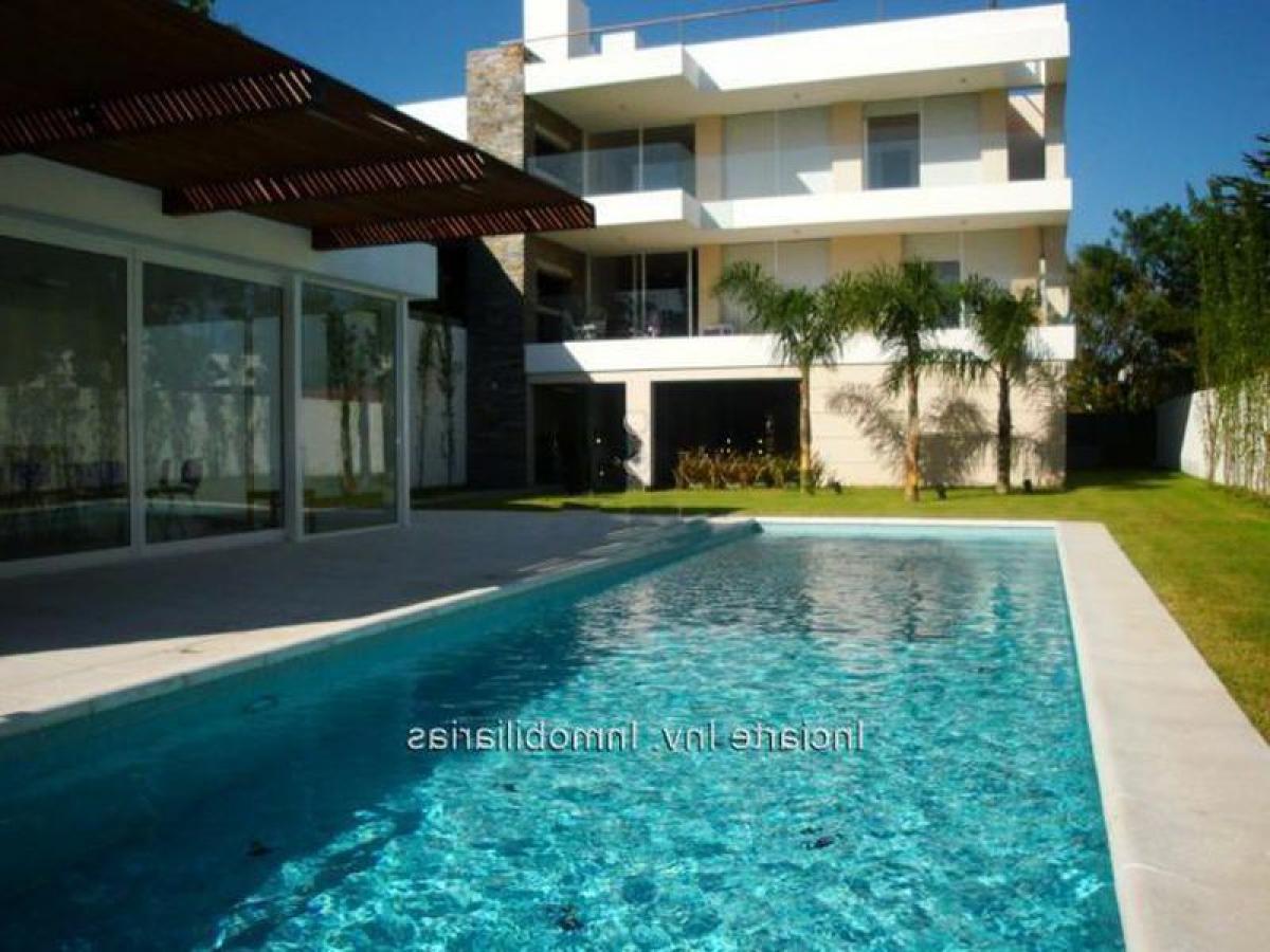 3 bedrooms Apartment in Montevideo, Uruguay No. 10157