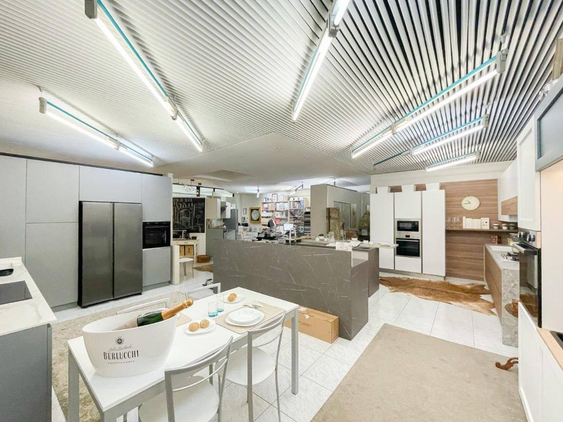 1-Zimmer Gewerbliche Immobilie in Brescia, Italy, Nr. 209538