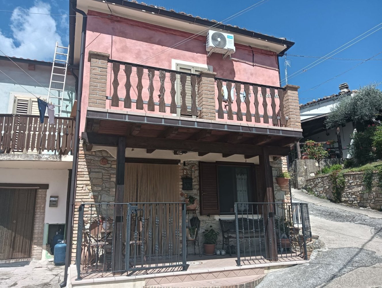 5 rooms House in Farindola, Italy No. 303085