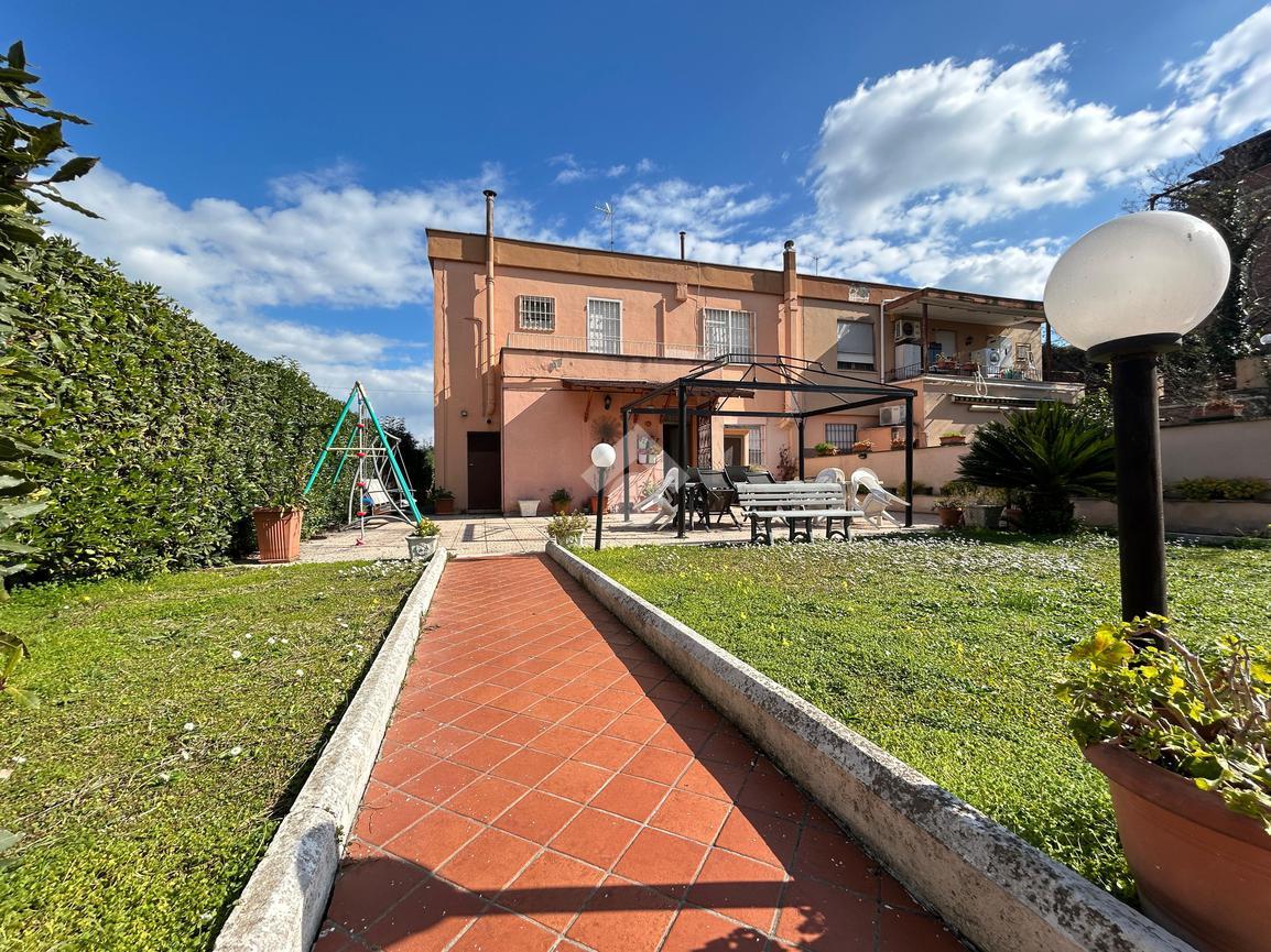 Вилла с 6 комнатами в Латина, Италия № 7317