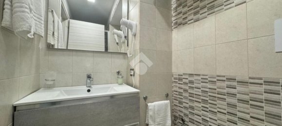 9 rooms Apartment in Naples, Italy No. 148318 3