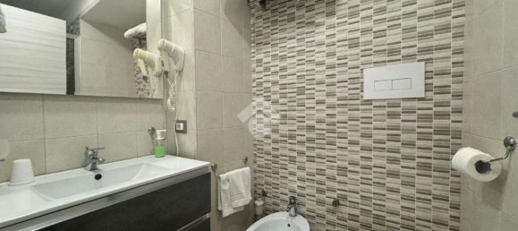 9 rooms Apartment in Naples, Italy No. 148318 6