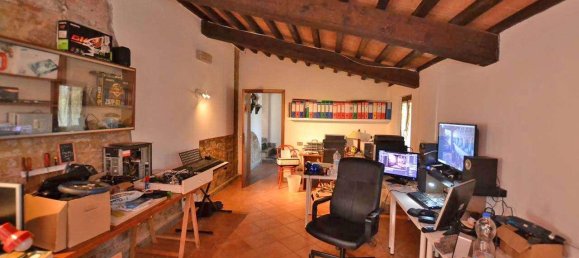 Вилла с 6 комнатами в Кьянни, Италия № 12820 15