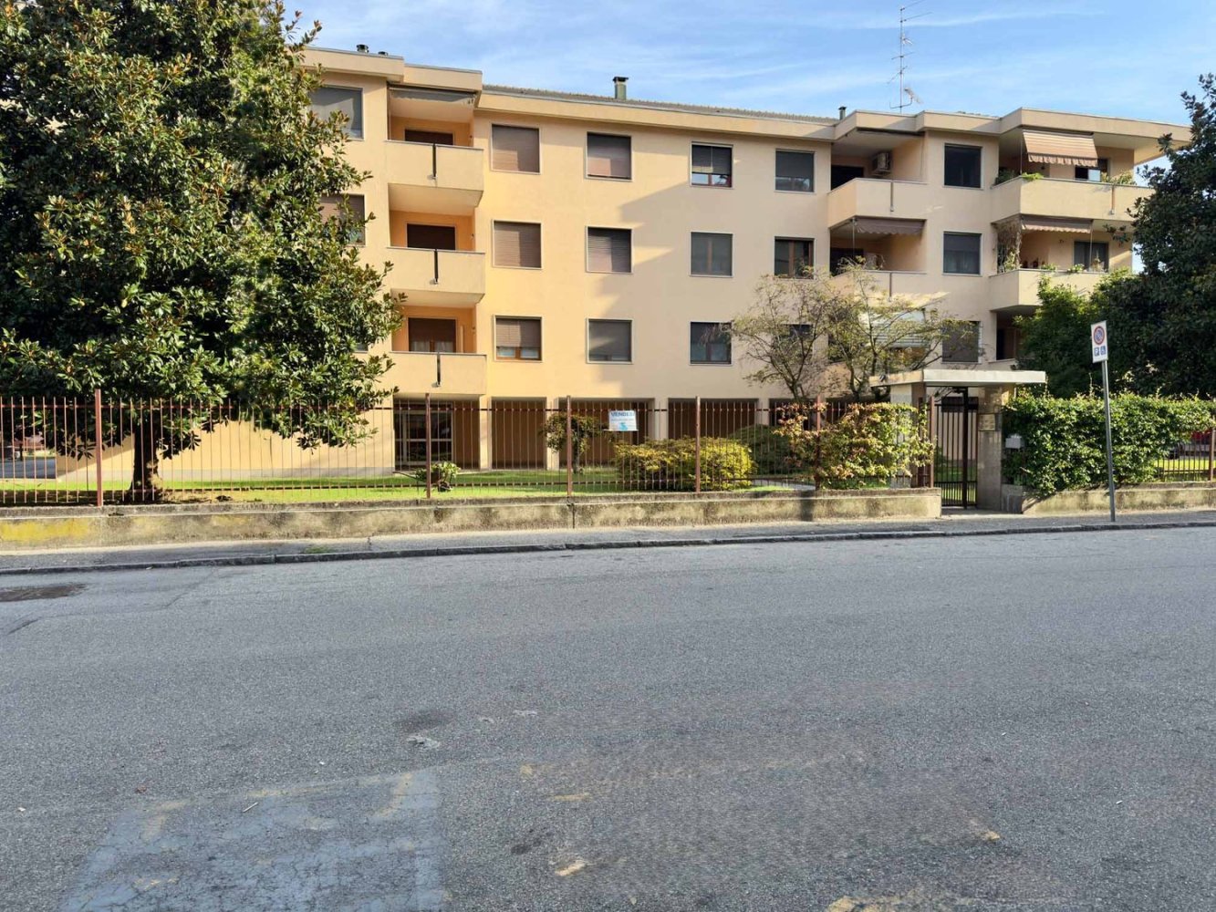 4 bedrooms Apartment in Novara, Italy No. 396610