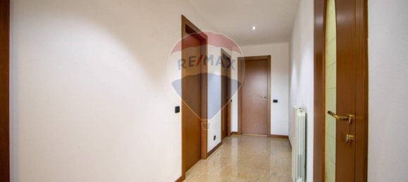 1-salle Propriété commerciale à Lurago d'Erba, Italy No. 58587 13