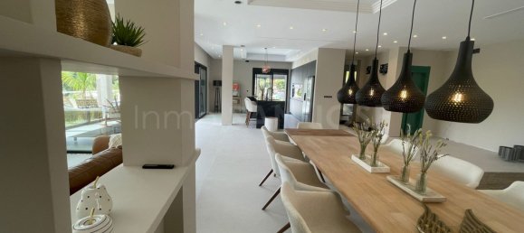 7 bedrooms Villa in Marbella, Spain No. 33858 9