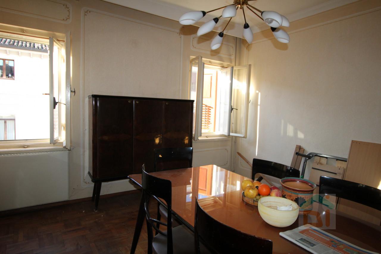 7 rooms Building in Udine, Italy No. 134604