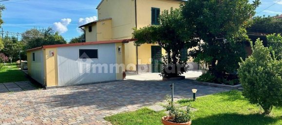 4 bedrooms House in Pisa, Italy No. 133238 2