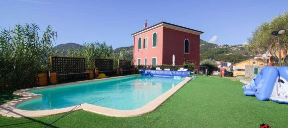 Villa de 3 dormitorios en La Spezia, Italy No. 277239 2