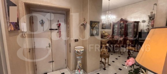 2 Schlafzimmer Wohnung in Naples, Italy, Nr. 69986 5