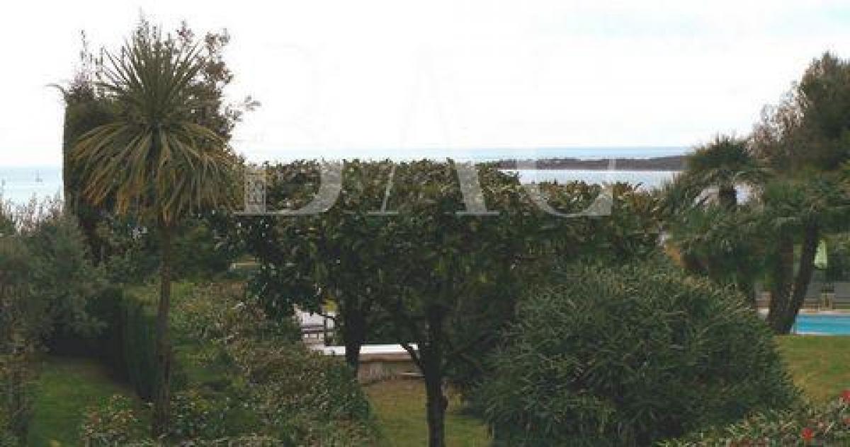 2 bedrooms Condo in Cannes, France No. 12768