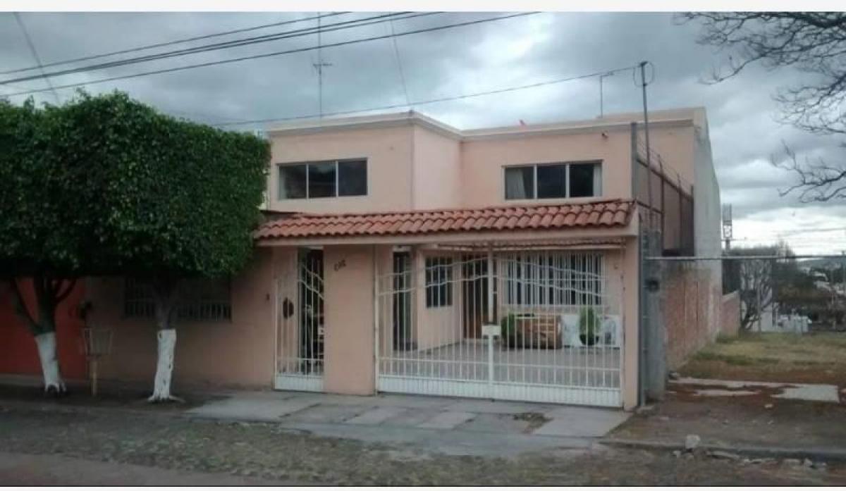 Casa de 4 dormitorios en Querétaro, Mexico No. 188555