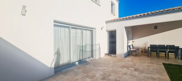 6 bedrooms House in Saint-Xandre, France No. 294642 2