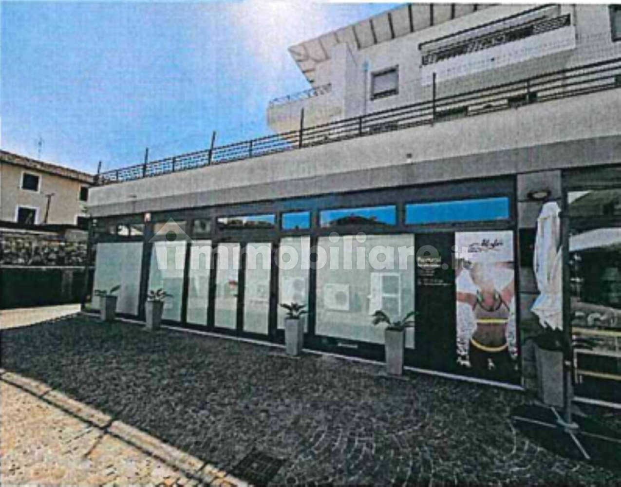 Propiedad comercial de 5 habitaciónes en Udine, Italy No. 296300