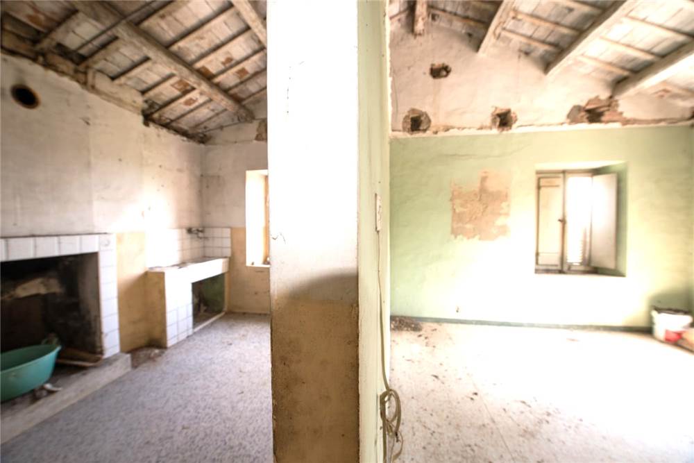 6 rooms House in Montefiore dell'Aso, Italy No. 106261