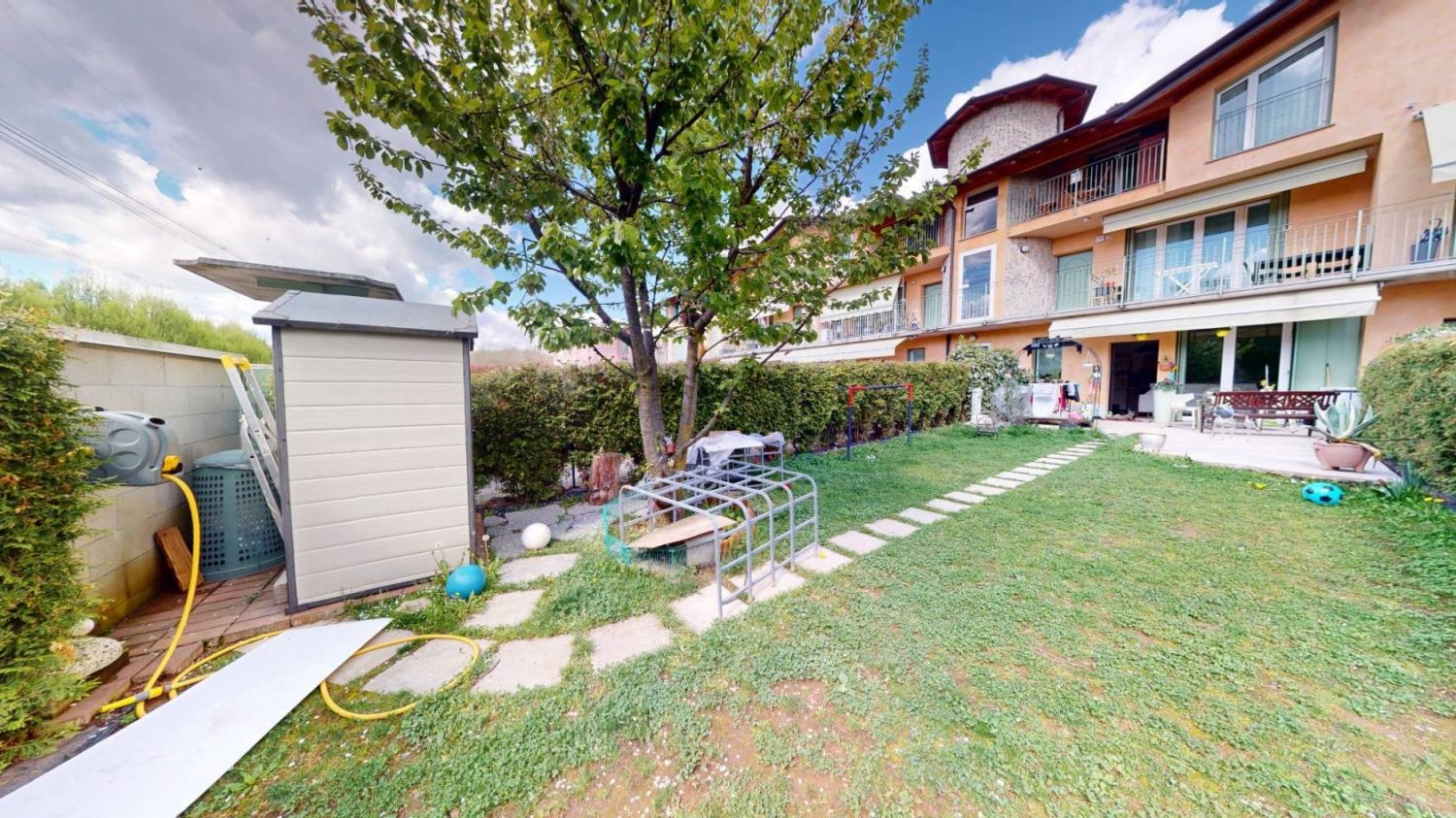 2 bedrooms Apartment in Malnate, Italy No. 265496