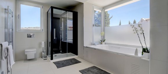 5 bedrooms Villa in Marbella, Spain No. 84322 20