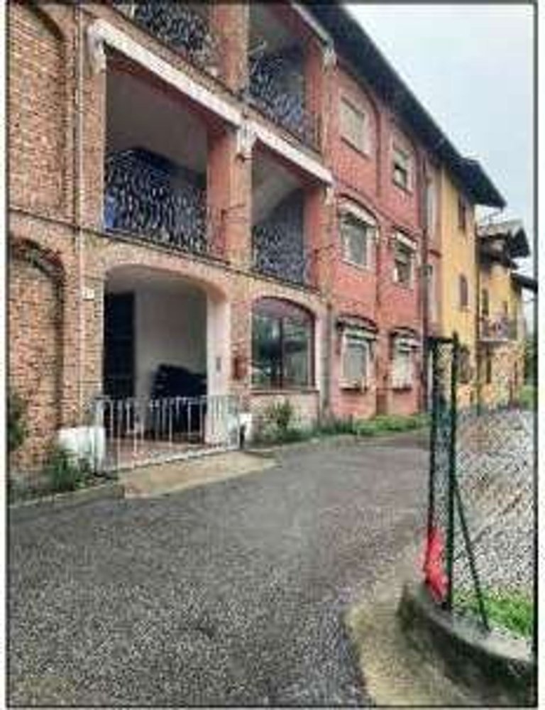 3 rooms Apartment in Caravate, Italy No. 259007