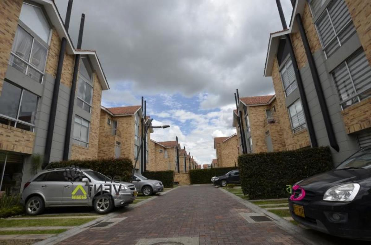 Casa de 3 dormitorios en Cundinamarca, Colombia No. 2387