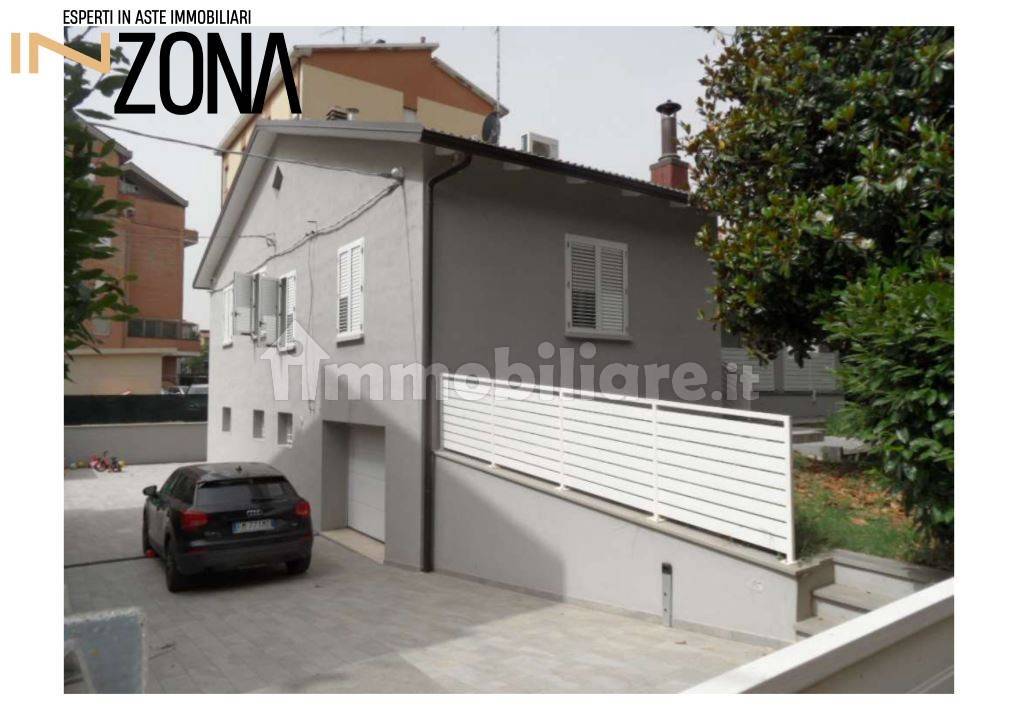 3 bedrooms Villa in Sassuolo, Italy No. 95989