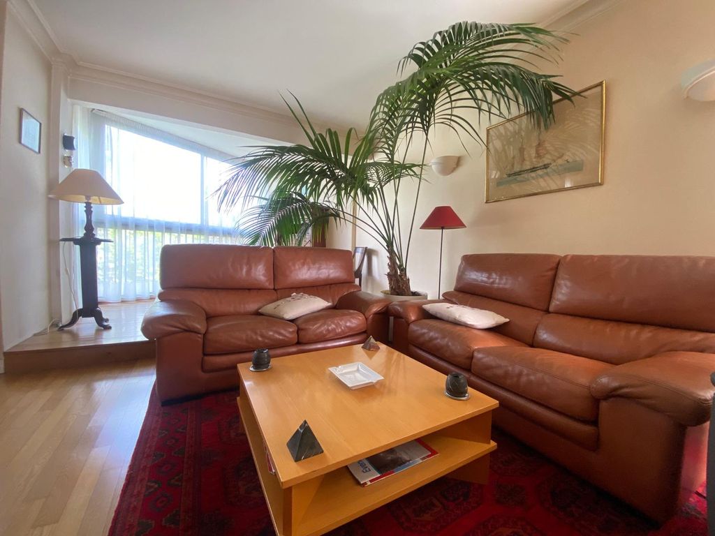 3 bedrooms Apartment in Yvelines, France No. 130386