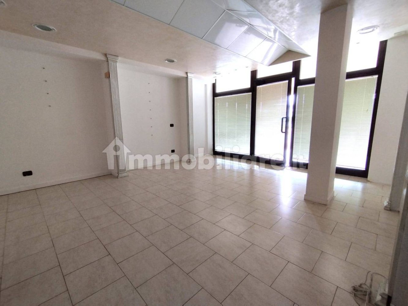 Коммерческая недвижимость с 2 комнатами в Польяно Миланезе, Италия № 164434