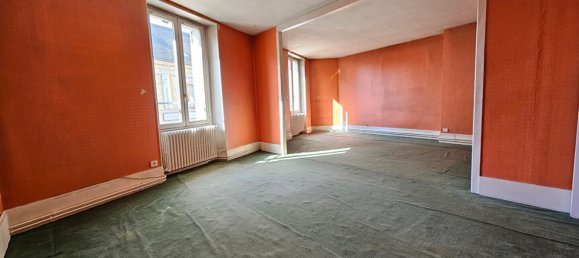 2 bedrooms Building in Plailly, France No. 86553 3